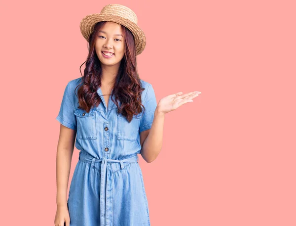 Junge Schöne Chinesische Mädchen Mit Sommerhut Lächelnd Fröhlich Präsentiert Und — Stockfoto