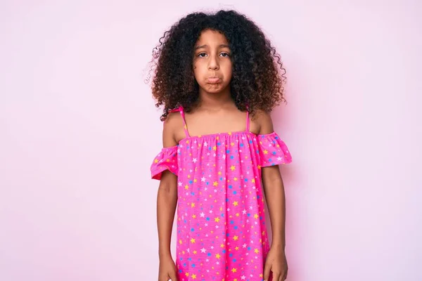 カジュアルなドレスを着て巻き毛を持つアフリカ系アメリカ人の子供は落ち込んでおり 苦痛を心配し 怒って恐れている 悲しい表情 — ストック写真