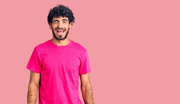 Joven Guapo Con Pelo Rizado Oso Vistiendo Una Camiseta Rosa —  Fotos de Stock