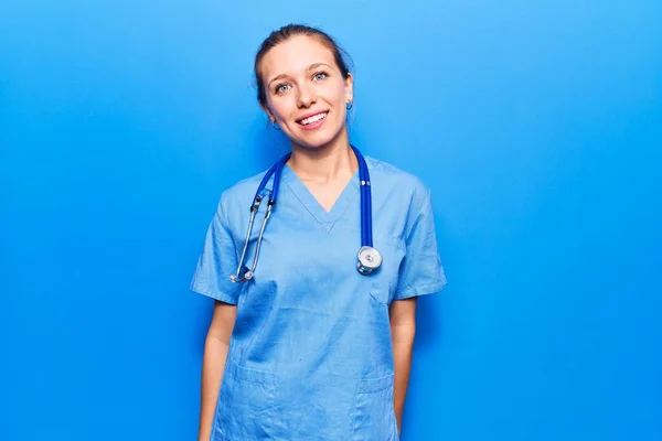 Junge Blonde Frau Arztuniform Und Stethoskop Sieht Positiv Und Glücklich — Stockfoto