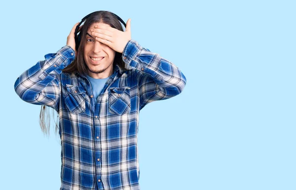 Junger Erwachsener Mann Mit Langen Haaren Der Musik Über Kopfhörer — Stockfoto