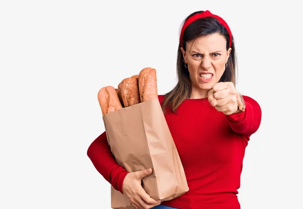 Joven Mujer Hermosa Sosteniendo Bolsa Papel Con Pan Molesto Frustrado — Foto de Stock