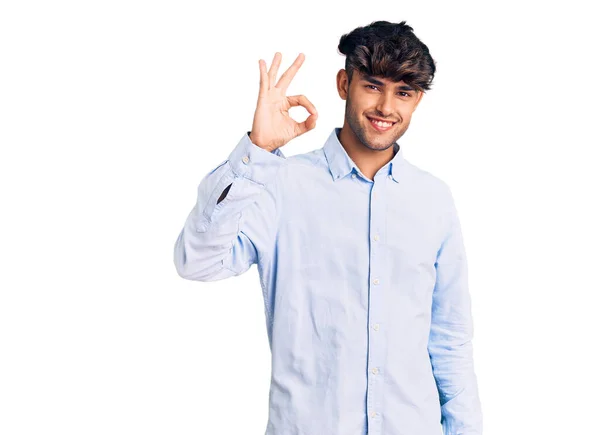 Jonge Spaanse Man Draagt Casual Shirt Lachend Positief Doet Teken — Stockfoto