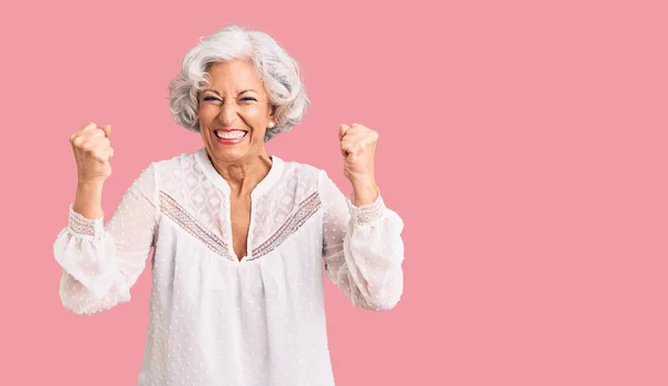 Ältere Grauhaarige Frau Lässiger Kleidung Sehr Glücklich Und Aufgeregt Dabei — Stockfoto