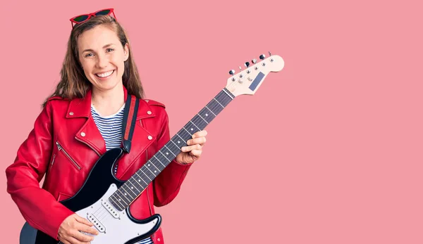 Genç Güzel Sarışın Kadın Elektro Gitar Çalıyor Pozitif Mutlu Görünüyor — Stok fotoğraf