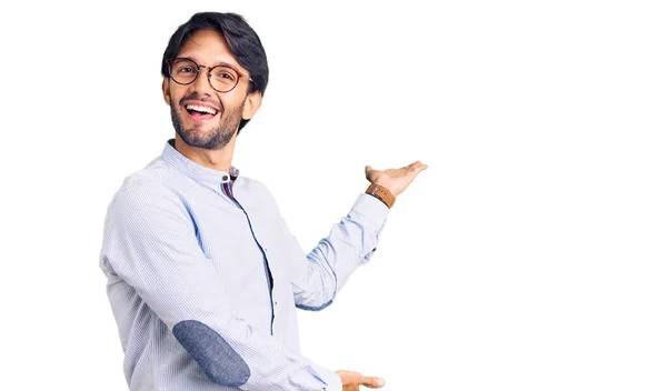 Bello Ispanico Uomo Indossa Camicia Lavoro Occhiali Invitando Entrare Sorridente — Foto Stock