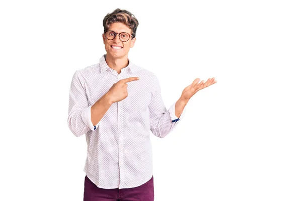 Joven Hombre Guapo Con Ropa Negocios Gafas Asombrado Sonriendo Cámara — Foto de Stock