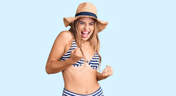 Junge Schöne Blonde Frau Mit Bikini Und Hut Feiert Überrascht — Stockfoto