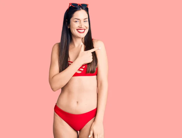 Joven Hermosa Mujer Caucásica Vistiendo Bikini Alegre Con Una Sonrisa — Foto de Stock