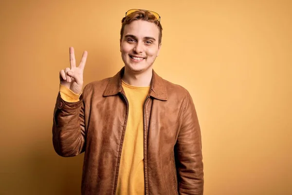 Joven Hombre Pelirrojo Guapo Con Chaqueta Cuero Casual Sobre Fondo —  Fotos de Stock