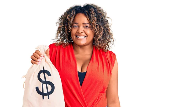 Jovem Afro Americana Size Mulher Segurando Saco Dinheiro Com Símbolo — Fotografia de Stock