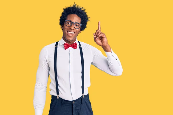 Knappe Afro Amerikaanse Man Met Afro Haar Hipster Elegante Look — Stockfoto