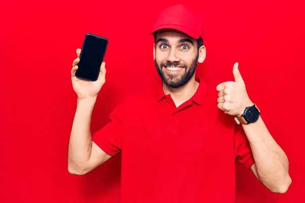 Joven Hombre Guapo Con Barba Con Uniforme Entrega Sosteniendo Teléfono —  Fotos de Stock