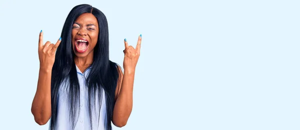 Jovem Afro Americana Vestindo Roupas Casuais Gritando Com Expressão Louca — Fotografia de Stock