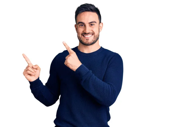 Joven Hombre Guapo Con Ropa Casual Sonriendo Mirando Cámara Apuntando —  Fotos de Stock