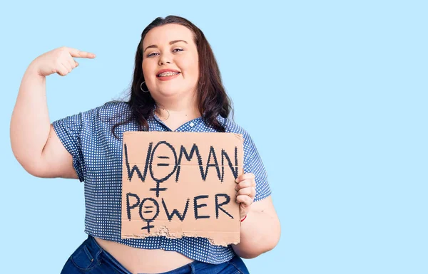 Joven Más Tamaño Mujer Sosteniendo Bandera Poder Mujer Señalando Dedo —  Fotos de Stock
