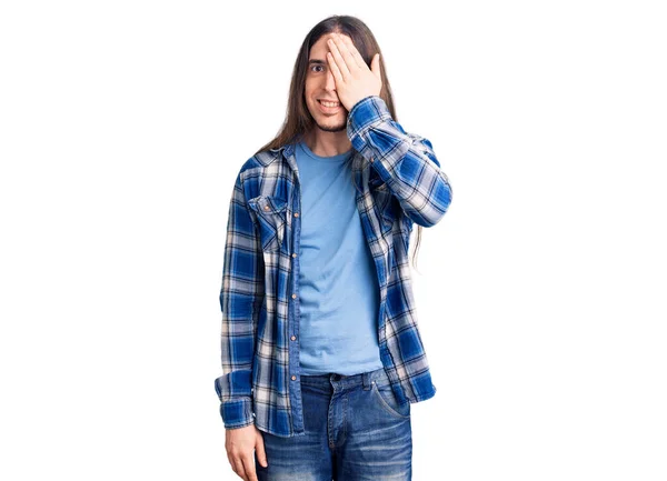 Uzun Saçlı Rahat Gömlekli Bir Genç Adam Bir Gözünü Eliyle — Stok fotoğraf