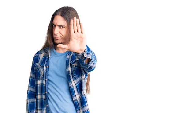 Junger Erwachsener Mann Mit Langen Haaren Trägt Lässiges Hemd Und — Stockfoto