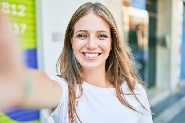 Jovem Caucasiana Sorrindo Feliz Fazendo Selfie Pela Câmera Cidade — Fotografia de Stock