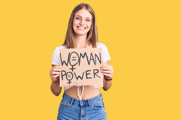 Junge Schöne Blonde Frau Mit Frauenpower Banner Sieht Positiv Und — Stockfoto
