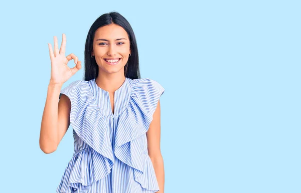 Menina Latina Bonita Nova Vestindo Roupas Casuais Sorrindo Positivo Fazendo — Fotografia de Stock