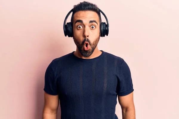 Νεαρός Ισπανόφωνος Ακούγοντας Μουσική Ακουστικά Φοβισμένος Και Έκπληκτος Ανοιχτό Στόμα — Φωτογραφία Αρχείου