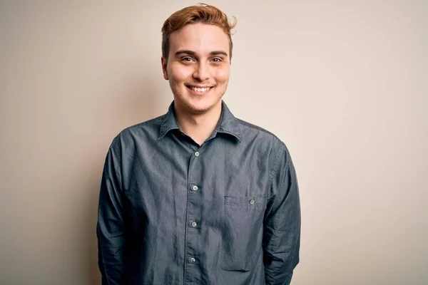 Mladý Pohledný Zrzavý Muž Neformální Košili Stojící Nad Osamělým Bílým — Stock fotografie