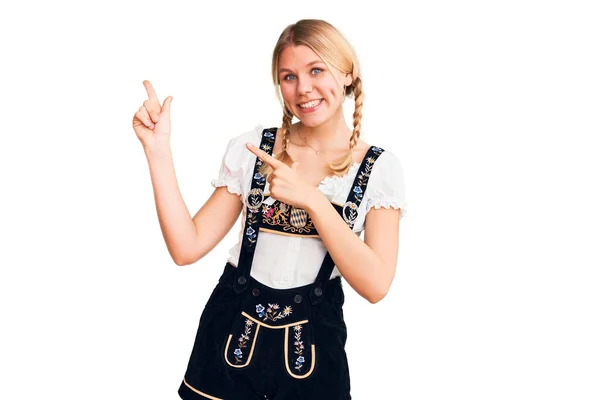 Ung Vacker Blond Kvinna Bär Oktoberfest Klänning Ler Och Tittar — Stockfoto