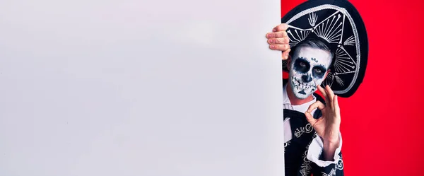 멕시코에서 복장을 남자가 깃발을 손가락으로 괜찮은 사인을 — 스톡 사진