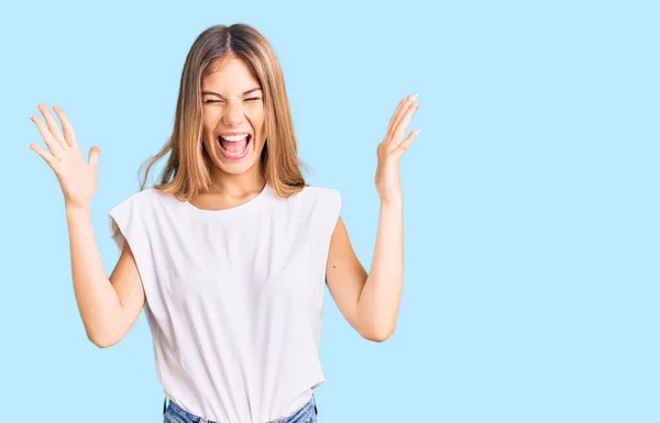 Bella Donna Caucasica Con Capelli Biondi Indossa Casual Maglietta Bianca — Foto Stock