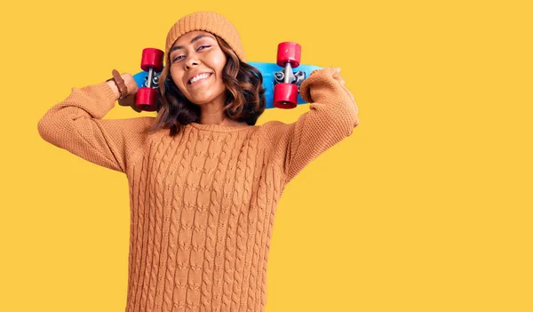 Jong Mooi Gemengd Ras Vrouw Houden Skate Kijken Positief Gelukkig — Stockfoto