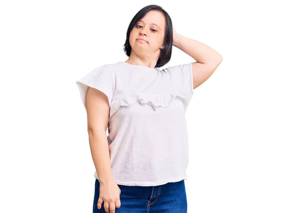 Жінка Синдромом Брюнета Одягнена Білу Сорочку Спантеличена Здивована Питанням Непевно — стокове фото