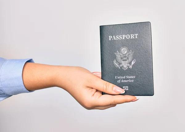 Mano Mujer Joven Caucásica Sosteniendo Documento Pasaporte Estados Unidos Sobre — Foto de Stock