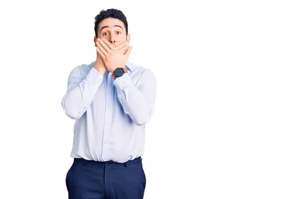 ビジネス服を着た若いヒスパニック系の男がミスのために手で口をカバーショックを受けた 秘密の概念 — ストック写真