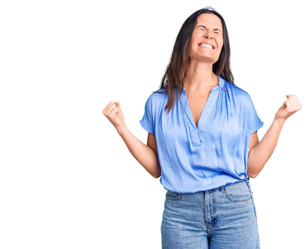 Jovem Bela Mulher Morena Vestindo Camiseta Casual Muito Feliz Animado — Fotografia de Stock