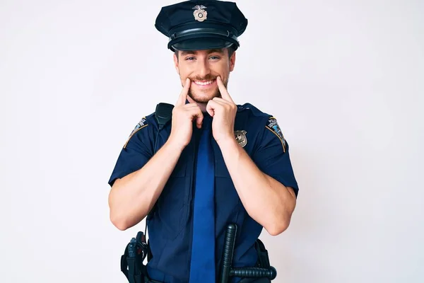 Polis Üniforması Giyen Genç Beyaz Adam Ağzı Açık Gülümsüyor Parmakları — Stok fotoğraf