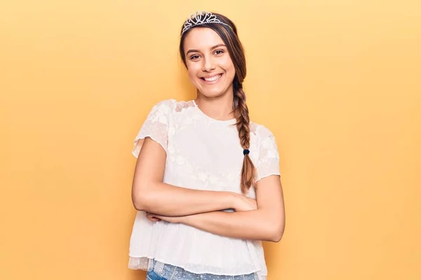 Fiatal Gyönyörű Lány Koronahercegnőt Visel Boldog Arc Mosolyogva Keresztbe Tett — Stock Fotó