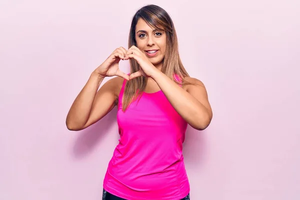 Ung Vakker Kvinne Med Sportsvors Som Smiler Kjærlighet Med Hjertesymboler – stockfoto