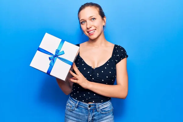 Giovane Donna Bionda Con Mano Regalo Dall Aspetto Positivo Felice — Foto Stock