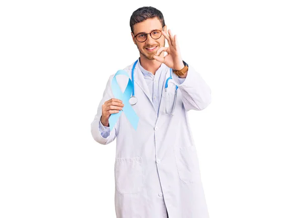Doktor Üniforması Giyen Elinde Mavi Kurdele Olan Yakışıklı Bir Genç — Stok fotoğraf