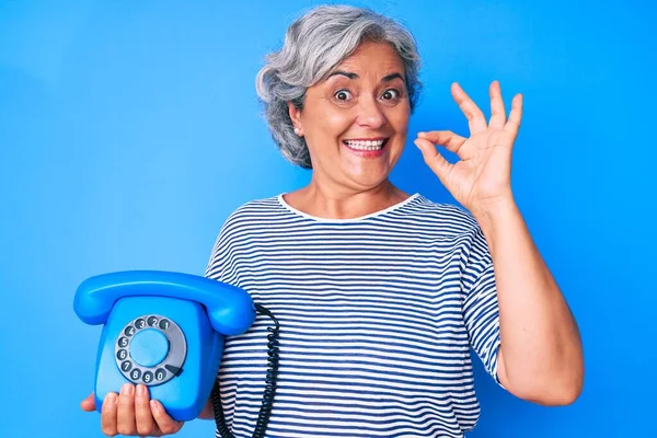 Ältere Hispanische Grauhaarige Frau Mit Vintage Telefon Macht Zeichen Mit — Stockfoto