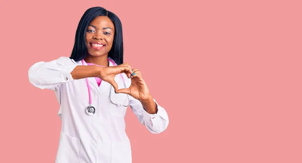 Fiatal Afro Amerikai Orvos Sztetoszkópot Visel Szerelmes Mosollyal Szív Szimbólum — Stock Fotó