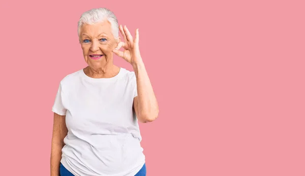 Senior Hermosa Mujer Con Ojos Azules Pelo Gris Con Camiseta —  Fotos de Stock