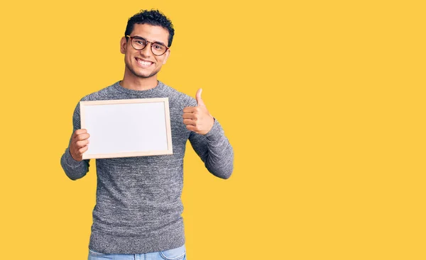 Spanyol Yakışıklı Genç Adam Boş Pankart Tutuyor Mutlu Pozitif Gülümsüyor — Stok fotoğraf