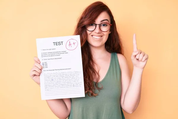 Ung Vacker Kvinna Visar Godkänd Examen Leende Med Idé Eller — Stockfoto