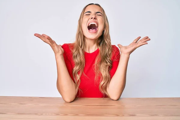 Jonge Mooie Blonde Vrouw Draagt Casual Kleren Zitten Tafel Vieren — Stockfoto