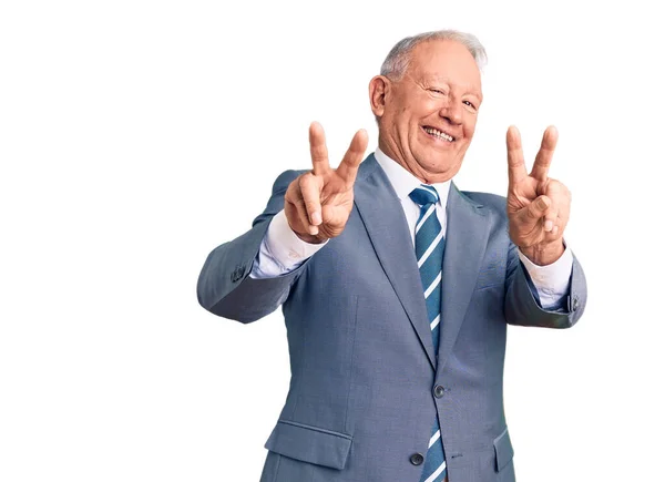 Homem Cabelos Grisalhos Bonito Sênior Vestindo Terno Elegante Sorrindo Olhando — Fotografia de Stock