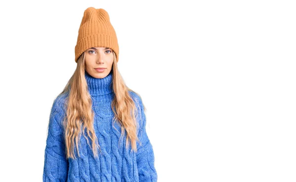 Schöne Kaukasische Frau Mit Blonden Haaren Wollpullover Und Wintermütze Mit — Stockfoto