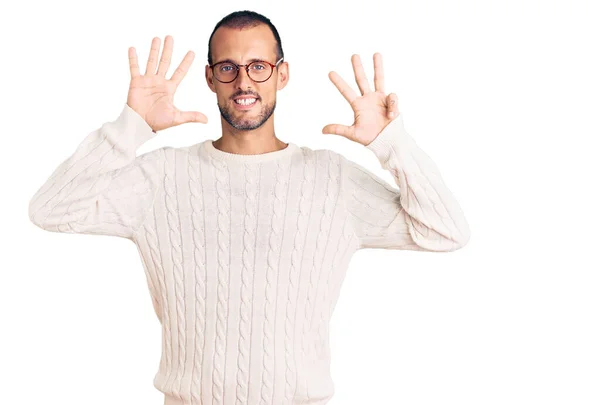 Mladý Pohledný Muž Sobě Ležérní Oblečení Brýle Ukazuje Ukazuje Prsty — Stock fotografie
