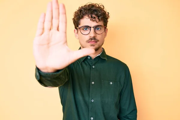 Joven Hombre Caucásico Con Pelo Rizado Usando Ropa Casual Gafas —  Fotos de Stock